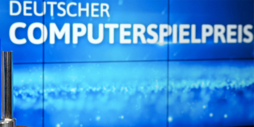 Award vor blauer Leinwand