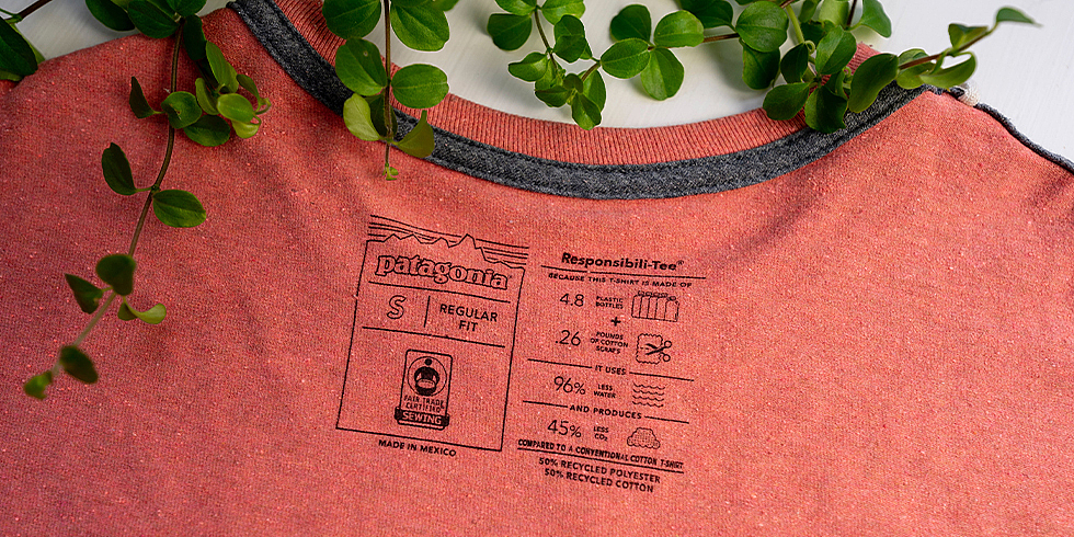 T-Shirtaufdruck von innen mit grünem Zweig darüber
