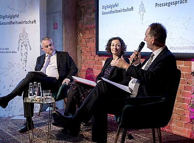 Dr. Kai Bindseil, Wirtschaftssenatorin Ramona Pop und Pfizer Deutschland-Chef Peter Albiez beim Pressegespräch © Berlin Partner / Fotothek.de