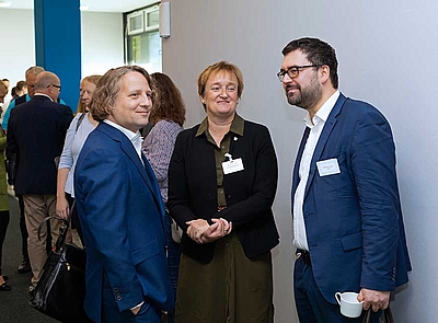 Staatssekretär Christian Rickerts, Prof. Dr. Ina Schieferdecker und Sebastian Askar (v. l.) in der Pause