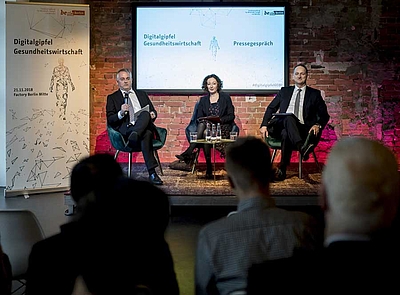 Dr. Kai Bindseil, Wirtschaftssenatorin Ramona Pop und Pfizer Deutschland-Chef Peter Albiez beim Pressegespräch © Berlin Partner / Fotothek.de