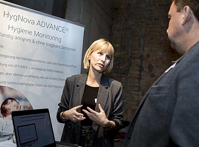 Theresa Ebeling von HygNova im Gespräch © Berlin Partner / Fotothek.de