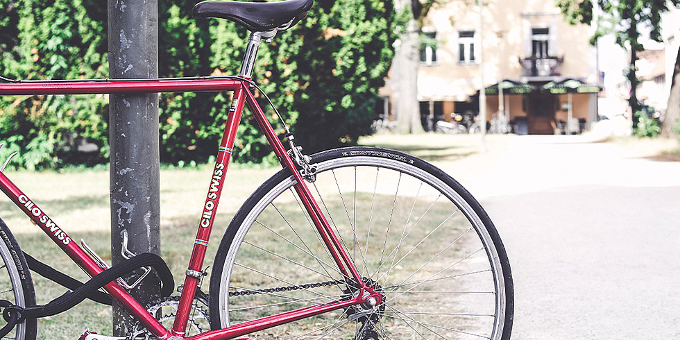 Fahrrad an Baum angelehnt
