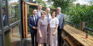 Senatskanzlei-Chef Severin Fischer, Daniel Saltzwedel (MBB), Kirsten Niehuus (MBB-Geschäftsführerin), die Jurymitglieder Jörg Taszman und Leila Hamid und Moderator Knut Elstermann von radioeins