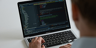 Mann am Laptop, der programmiert 