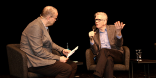 Moderator Knut Elstermann (l.) mit Heinrich von Berenberg vom Berenberg Verlag © Gundula Giese Moderator Knut Elstermann (l.) mit Heinrich von Berenberg vom Berenberg Verlag © Gundula Giese