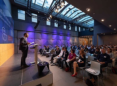 Sebastian Askar machte in seinem Grußwort deutlich, wie wichtig die Rolle der Politik für ein lebendiges KI-Ökosystem ist.