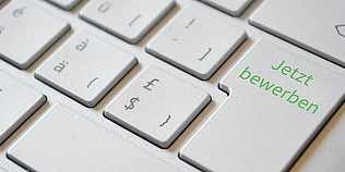 Nahaufnahme einer Computertastatur mit Schriftzug "Jetzt bewerben" auf Entertaste.