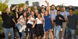 Menschen vor der Berliner Skyline