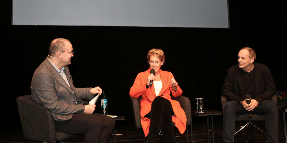 Moderator Knut Elstermann (l.) mit Dagmar Engel und Andreas Rostek von edition.fotoTAPETA © Gundula Giese
