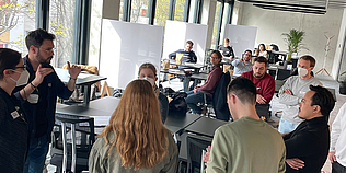 © K.I.E.Z. Teilnehmer:innen des Accelerator-Batch im Gespräch