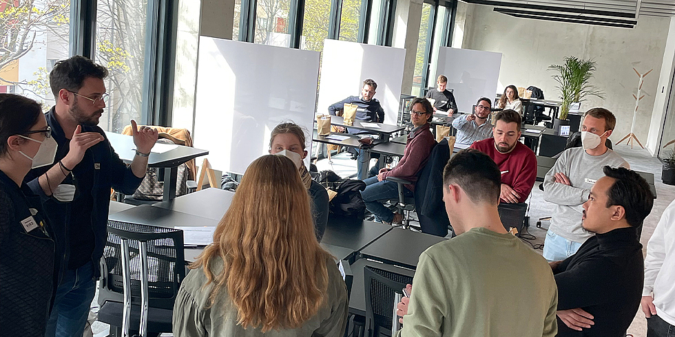 Teilnehmer:innen des Accelerator-Batch im Gespräch
