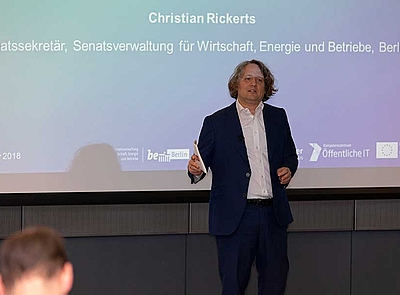 Staatssekretär Christian Rickerts klärt über die Open Data-Strategie des Landes Berlin auf