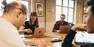 Gruppe Studierender am Tisch