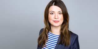 Frau vor grauem Hintergrund