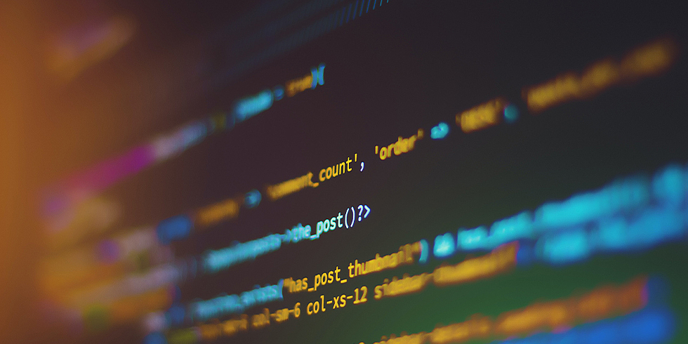 Closeup eines CodeTexts auf einem Monitor