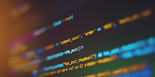 Closeup eines CodeTexts auf einem Monitor