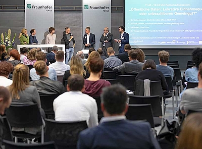 Podiumsdiskussion zum Thema "Öffentliche Daten: Lukrative Einnahmequelle oder unbezahlbares Gemeingut?"