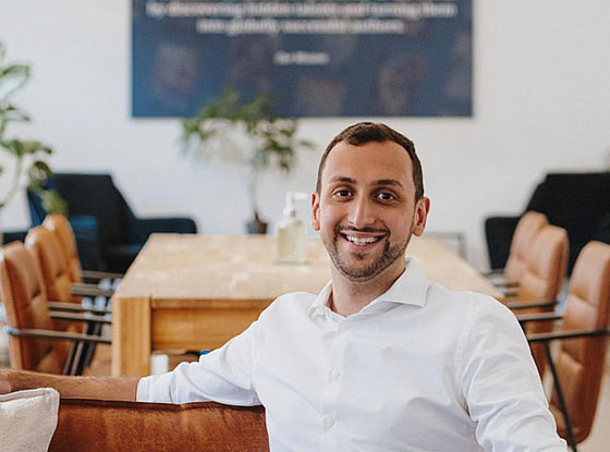 Ali Albazaz, Gründer & CEO von Inkitt im Büro