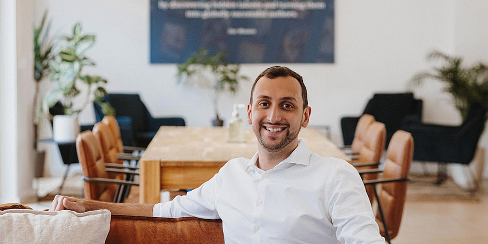 Ali Albazaz, Gründer & CEO von Inkitt im Büro