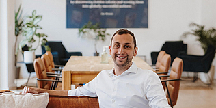 Ali Albazaz, Gründer & CEO von Inkitt im Büro