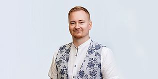 Profil von Miikka Luotio vor grauer Wand