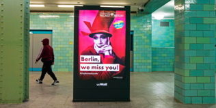 Werbeanzeige am Bahnhof Berlin Alexanderplatz © imago images / Emmanuele Contini