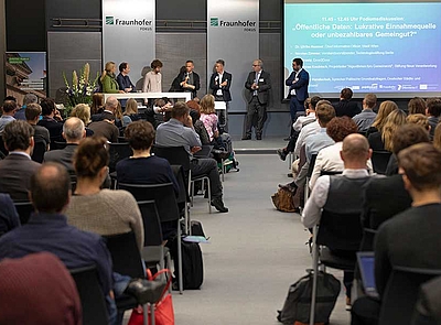 Podiumsdiskussion zum Thema "Öffentliche Daten: Lukrative Einnahmequelle oder unbezahlbares Gemeingut?"